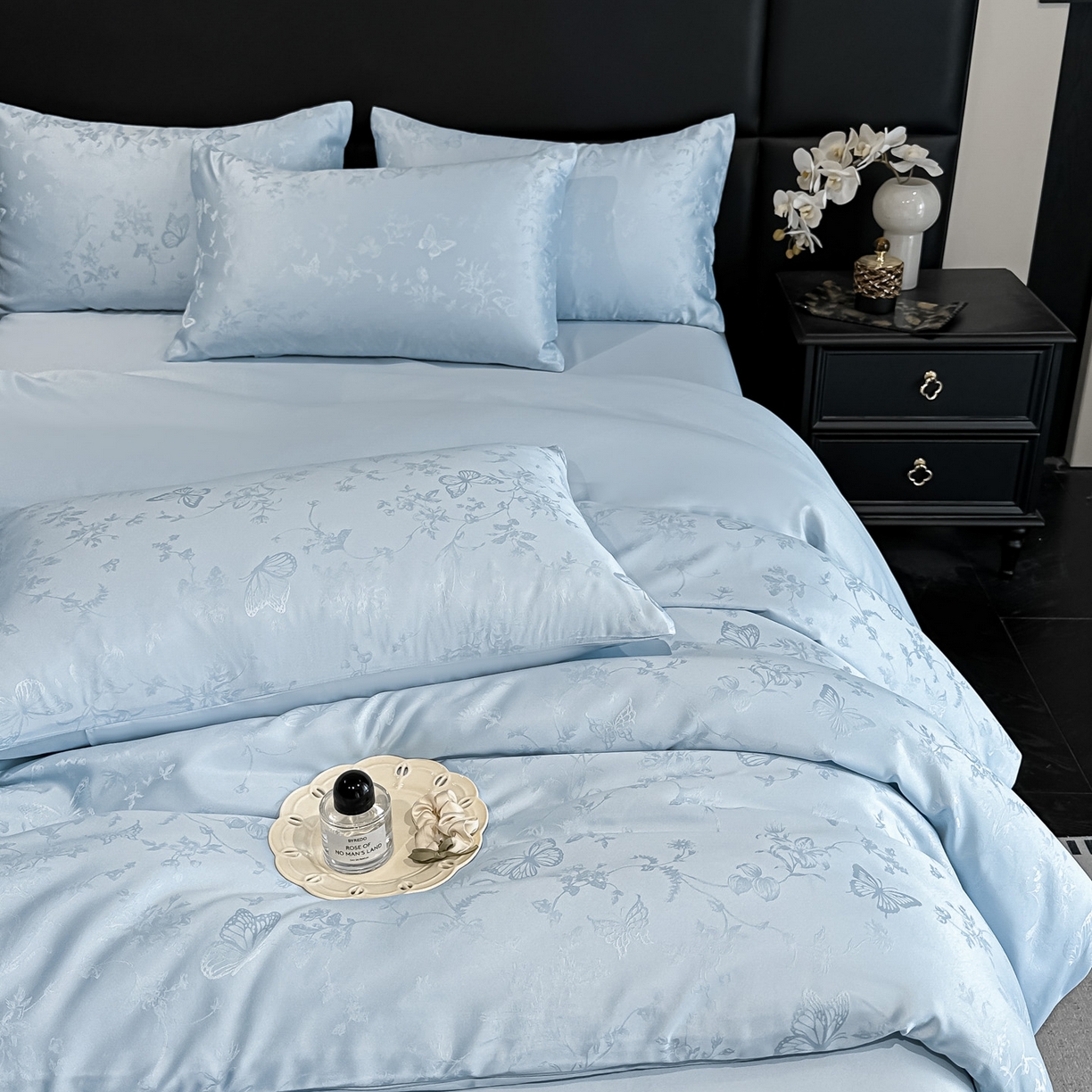 91家纺网 家纺一手货源 找家纺 顺兴家居 2026新款提花水洗真丝四件套 雾中花影-天蓝