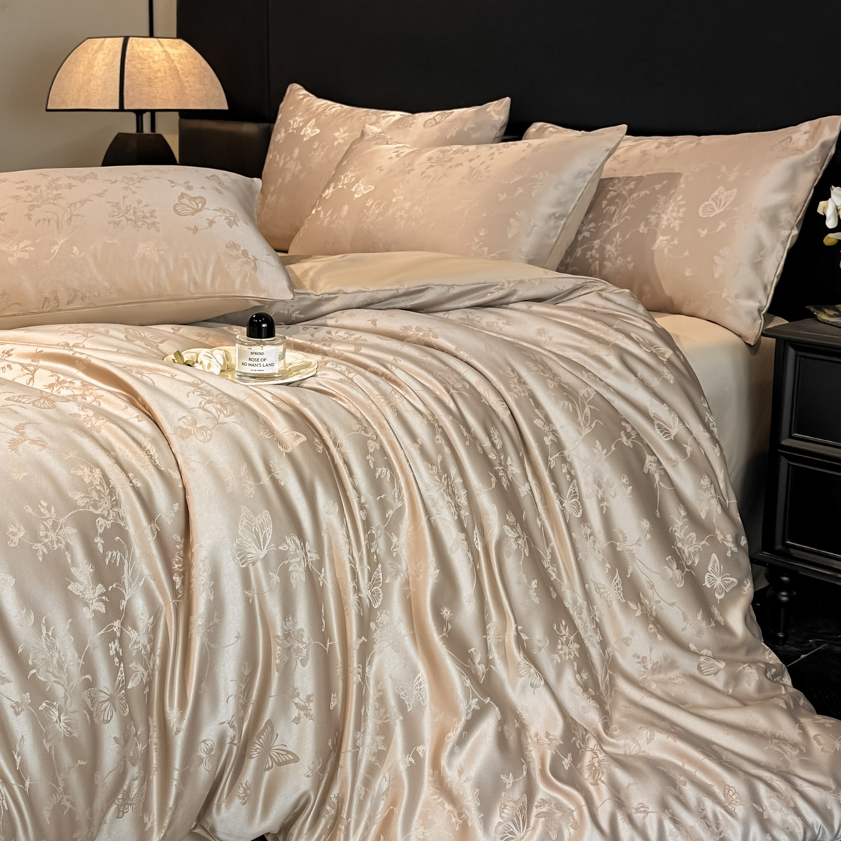 91家纺网 家纺一手货源 找家纺 顺兴家居 2026新款提花水洗真丝四件套 雾中花影-香槟