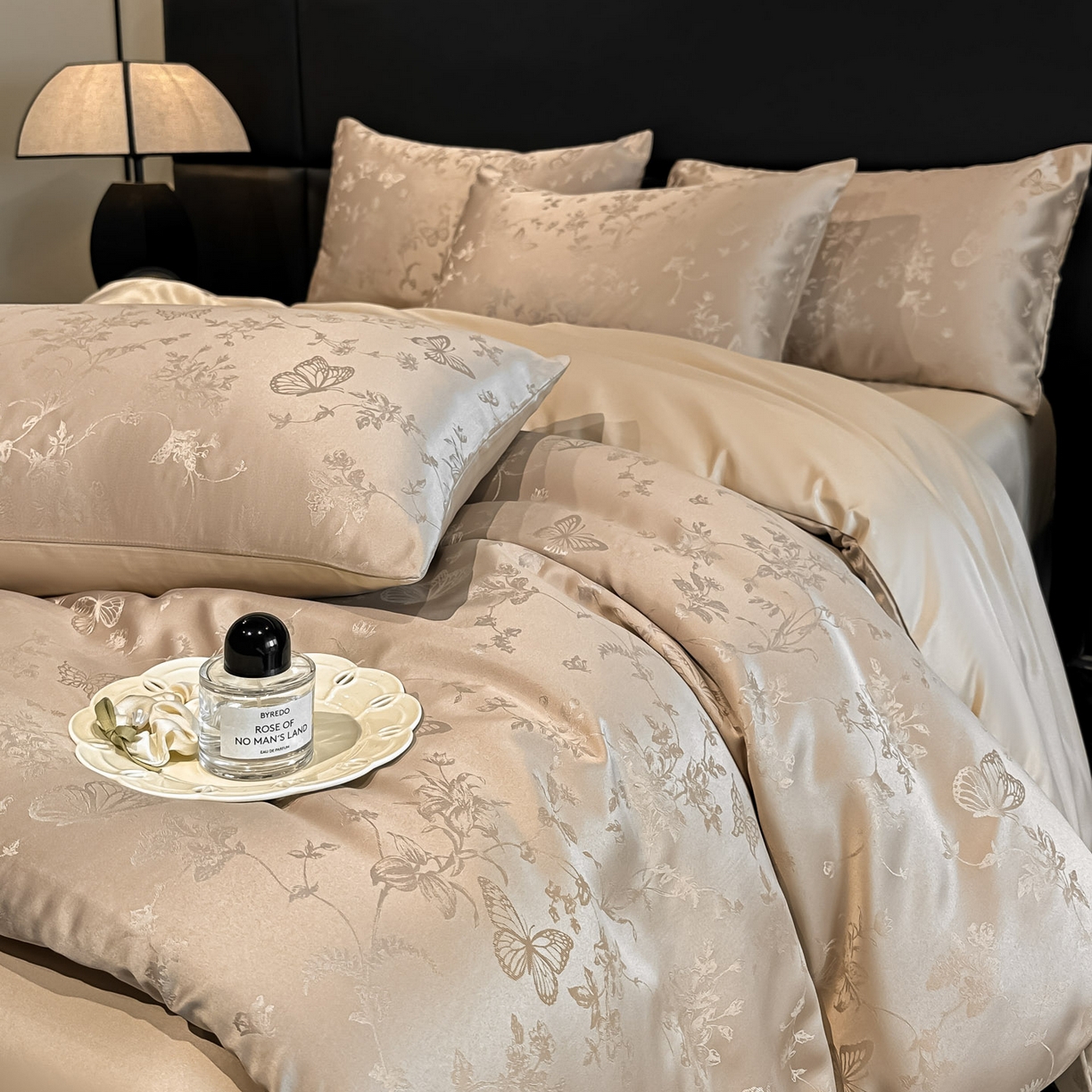 91家纺网 家纺一手货源 找家纺 顺兴家居 2026新款提花水洗真丝四件套 雾中花影-香槟