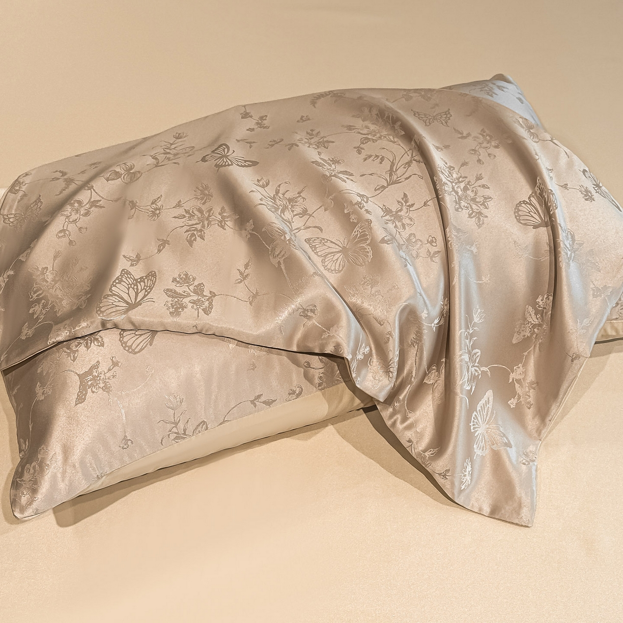 91家纺网 家纺一手货源 找家纺 顺兴家居 2026新款提花水洗真丝四件套 雾中花影-香槟