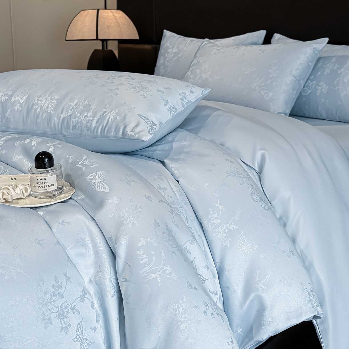 91家纺网 家纺一手货源 找家纺 顺兴家居 2026新款提花水洗真丝四件套 雾中花影-天蓝