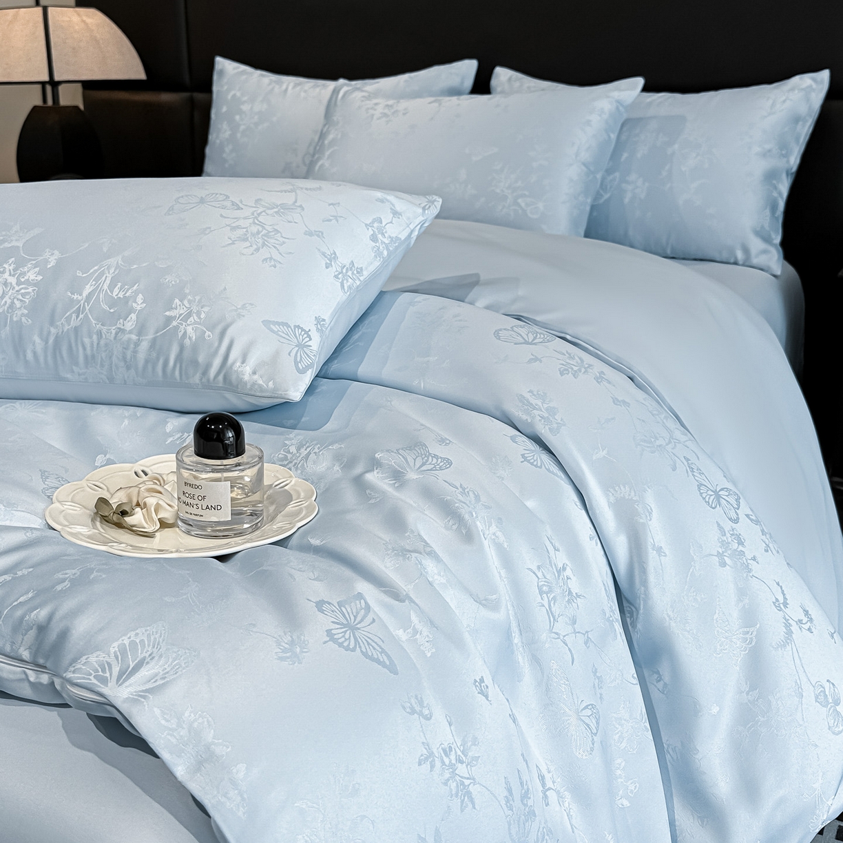 91家纺网 家纺一手货源 找家纺 顺兴家居 2026新款提花水洗真丝四件套 雾中花影-天蓝