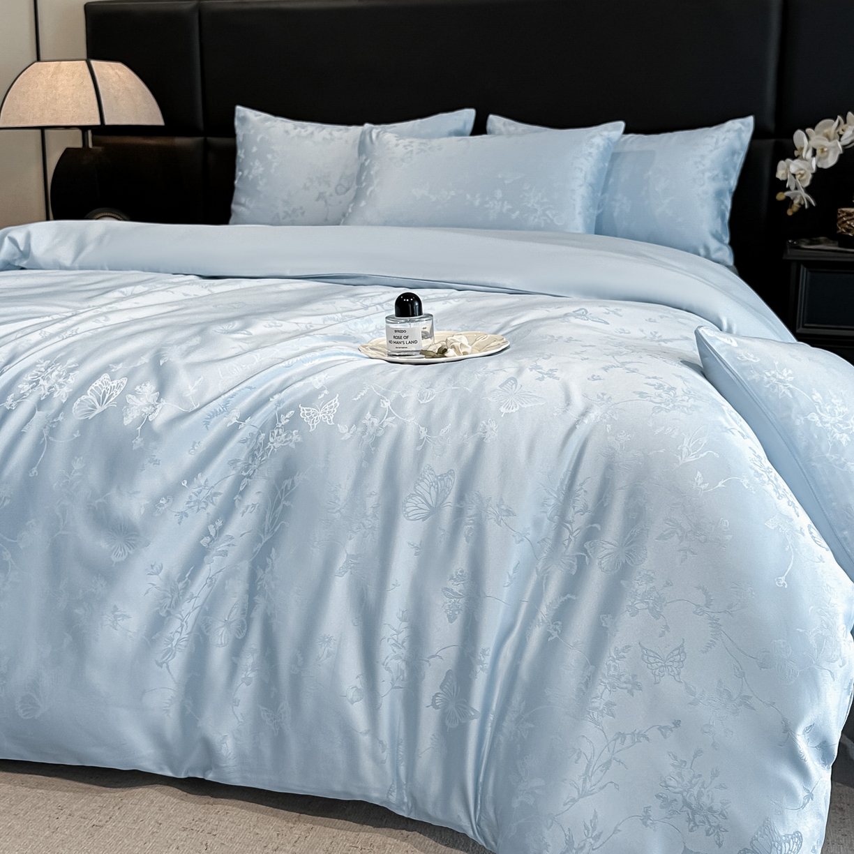 91家纺网 家纺一手货源 找家纺 顺兴家居 2026新款提花水洗真丝四件套 雾中花影-天蓝