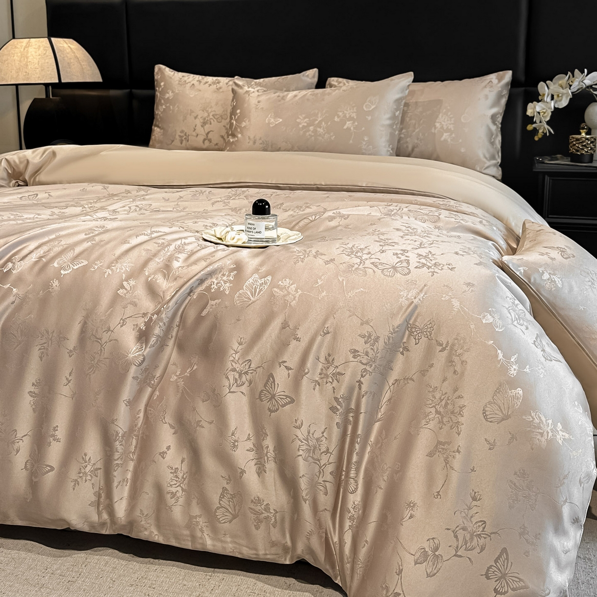 91家纺网 家纺一手货源 找家纺 顺兴家居 2026新款提花水洗真丝四件套 雾中花影-香槟