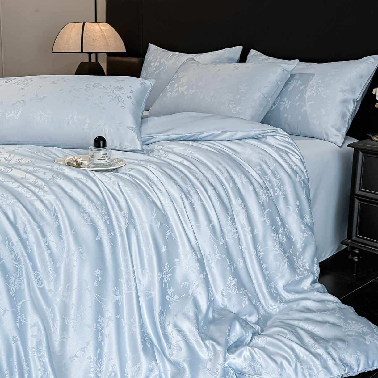 91家纺网 家纺一手货源 找家纺 顺兴家居 2026新款提花水洗真丝四件套 雾中花影-天蓝