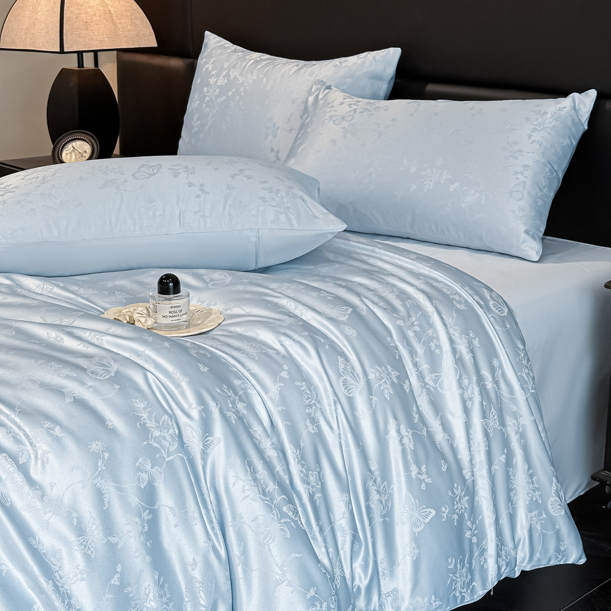 91家纺网 家纺一手货源 找家纺 顺兴家居 2026新款提花水洗真丝四件套 雾中花影-天蓝