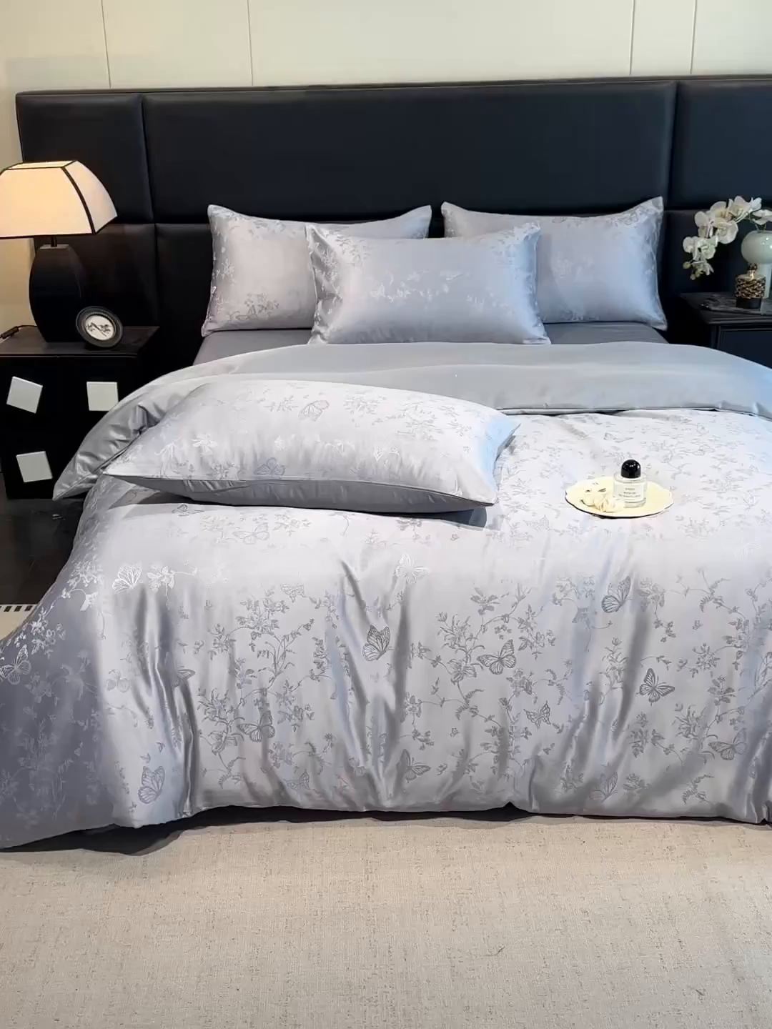 91家纺网 家纺一手货源 找家纺 顺兴家居 2026新款提花水洗真丝四件套 雾中花影-浅灰