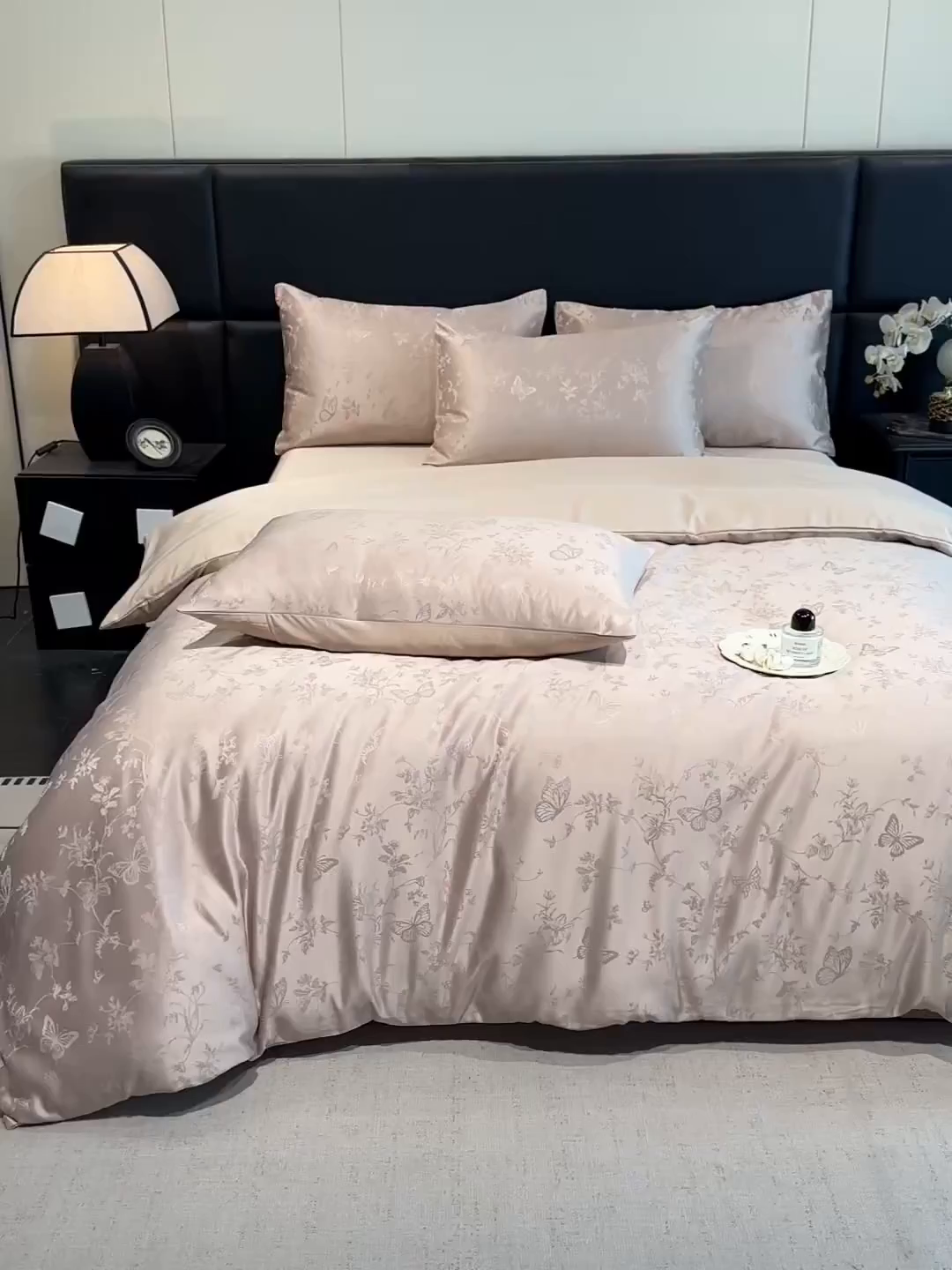 91家纺网 家纺一手货源 找家纺 顺兴家居 2026新款提花水洗真丝四件套 雾中花影-香槟