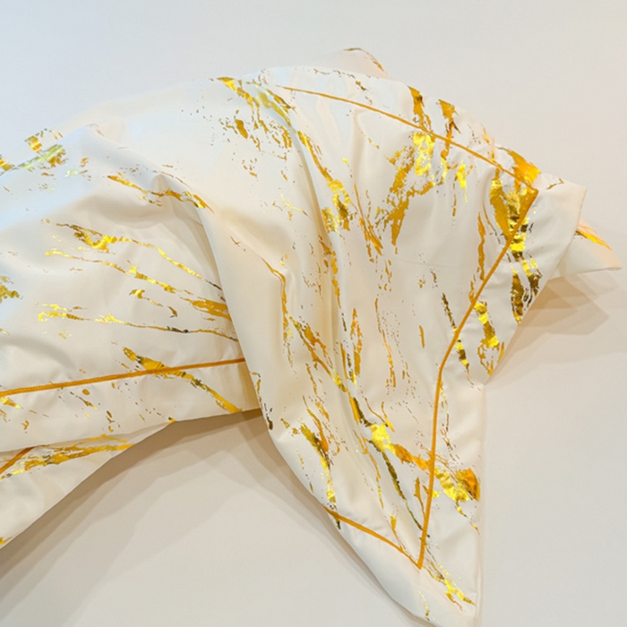 91家纺网 家纺一手货源 找家纺 棠颂家纺 2026新款直播热款沐光天丝烫金四件套吊边床单一字绣（礼盒款） 鎏金岁月-白金