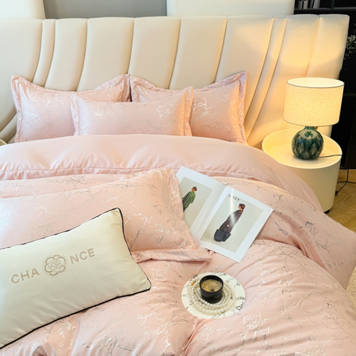 91家纺网 家纺一手货源 找家纺 棠颂家纺 2026新款直播热款沐光天丝烫金四件套吊边床单一字绣（礼盒款） 樱落星河