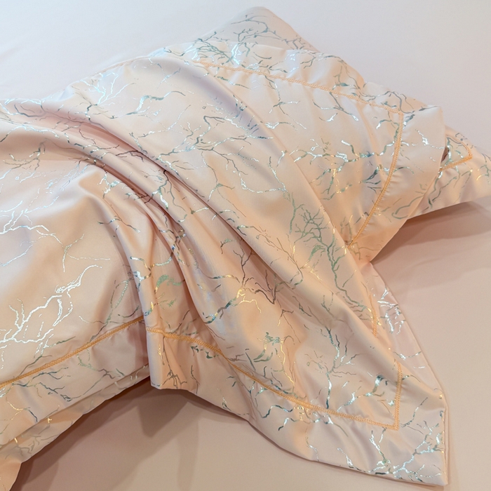 91家纺网 家纺一手货源 找家纺 棠颂家纺 2026新款直播热款沐光天丝烫金四件套吊边床单一字绣（礼盒款） 樱落星河