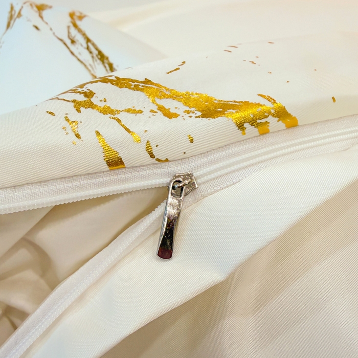 91家纺网 家纺一手货源 找家纺 棠颂家纺 2026新款直播热款沐光天丝烫金四件套吊边床单一字绣（礼盒款） 鎏金岁月-白金