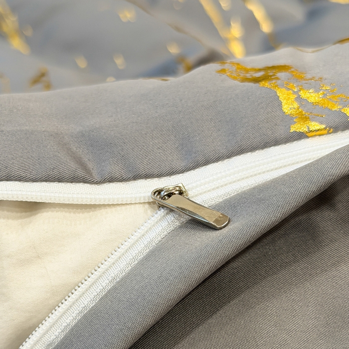 91家纺网 家纺一手货源 找家纺 棠颂家纺 2026新款直播热款沐光天丝烫金四件套吊边床单一字绣（礼盒款） 鎏金岁月-星辰灰