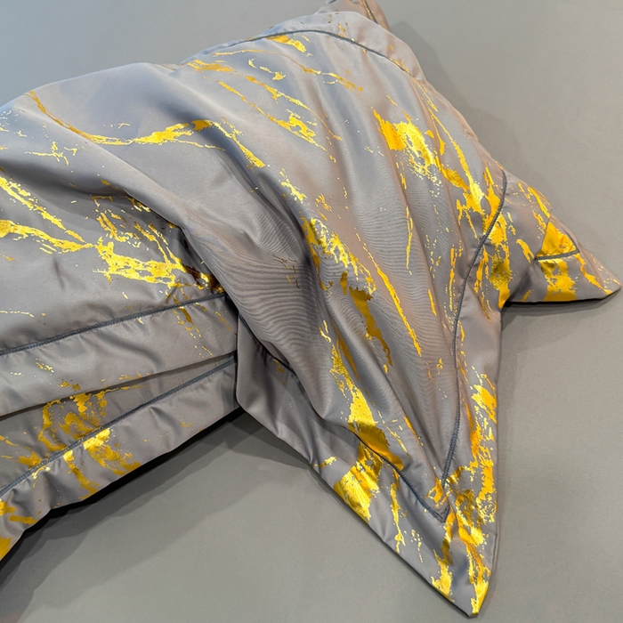 91家纺网 家纺一手货源 找家纺 棠颂家纺 2026新款直播热款沐光天丝烫金四件套吊边床单一字绣（礼盒款） 鎏金岁月-星辰灰