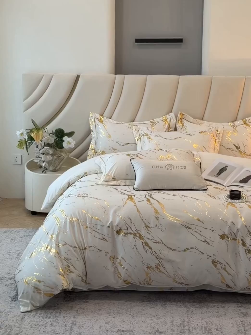 91家纺网 家纺一手货源 找家纺 （总）棠颂家纺 2026新款直播热款沐光天丝烫金四件套吊边床单一字绣（礼盒款）