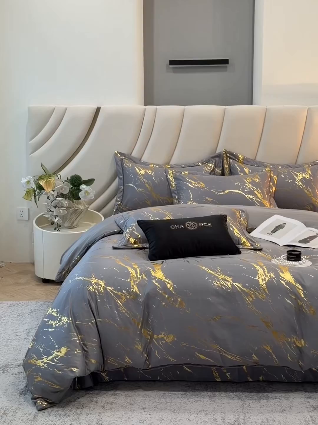 91家纺网 家纺一手货源 找家纺 棠颂家纺 2026新款直播热款沐光天丝烫金四件套吊边床单一字绣（礼盒款） 鎏金岁月-星辰灰