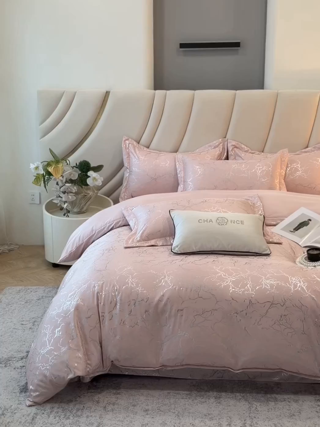 91家纺网 家纺一手货源 找家纺 棠颂家纺 2026新款直播热款沐光天丝烫金四件套吊边床单一字绣（礼盒款） 樱落星河