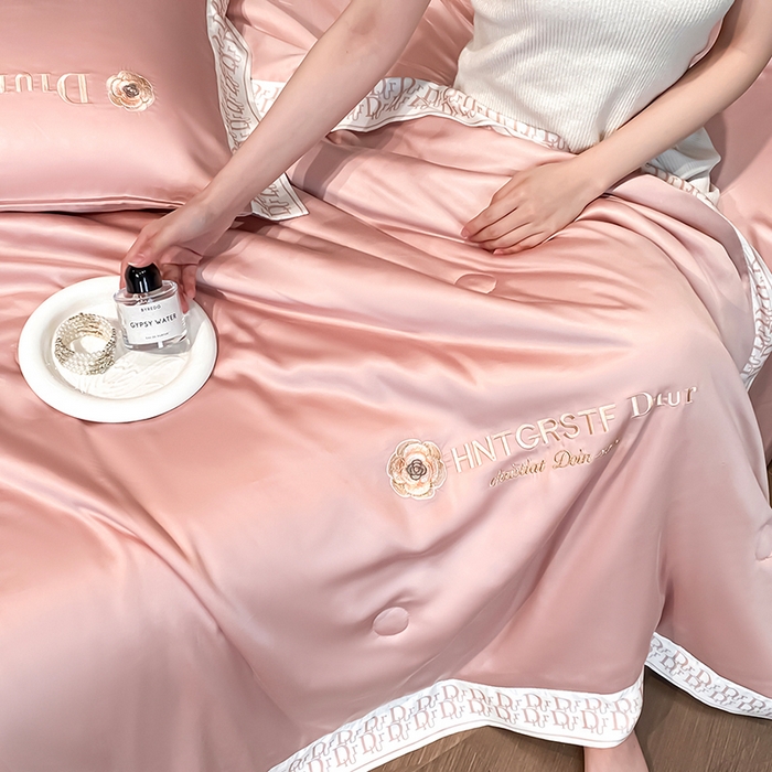 91家纺网 家纺一手货源 找家纺 露梦家纺 2026新款安迪水洗真丝夏被四件套 安迪-胭脂粉