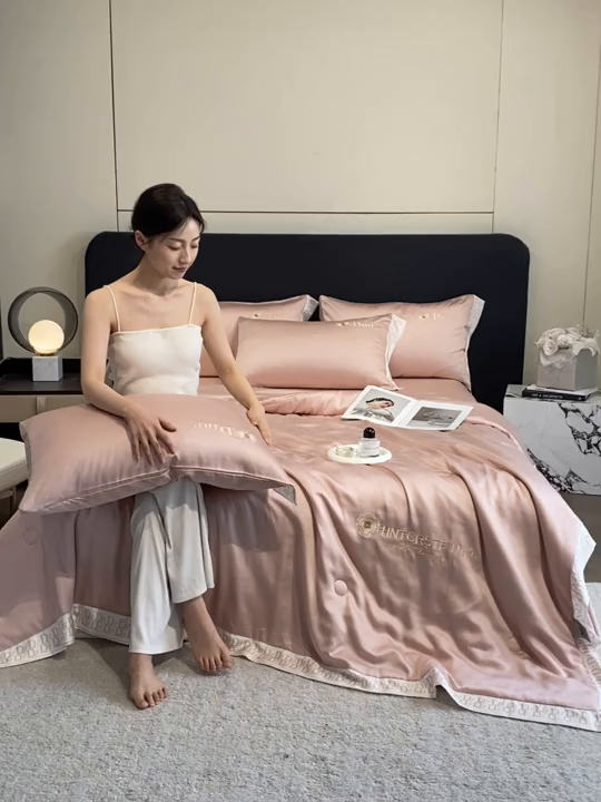 91家纺网 家纺一手货源 找家纺 露梦家纺 2026新款安迪水洗真丝夏被四件套 安迪-胭脂粉