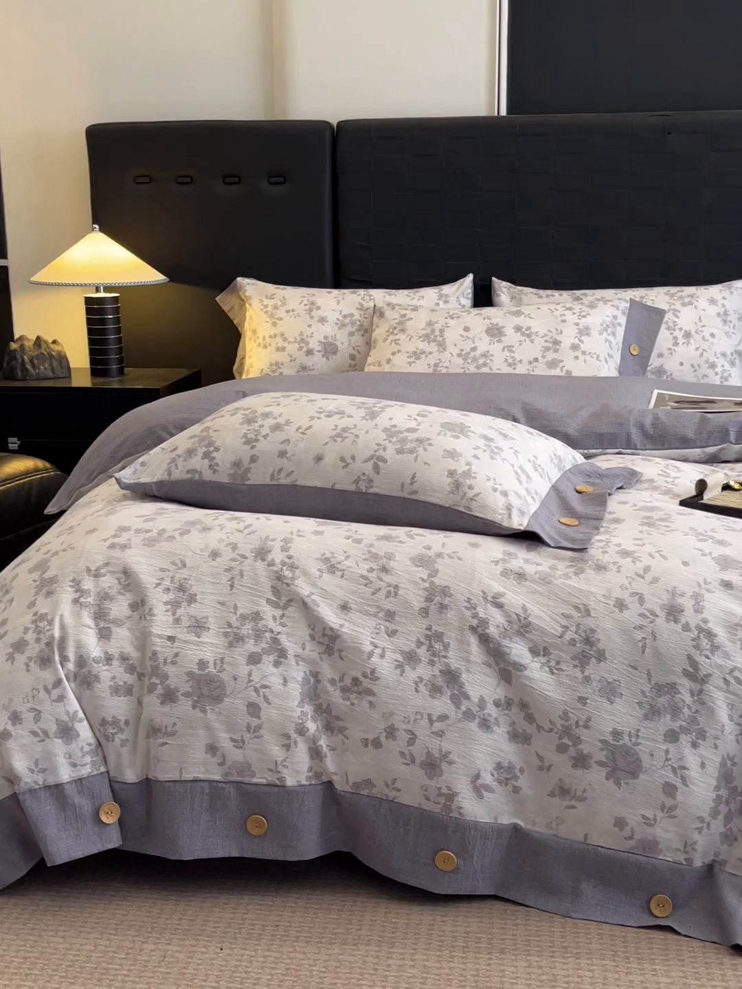 91家纺网 家纺一手货源 找家纺 圣比熊 2026春夏新款A类原麻纽扣四件套加厚被套床单宿舍双人床仿亚麻套件-最新款 花之舞