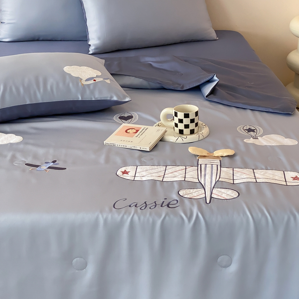 91家纺网 家纺一手货源 找家纺 （总）曼布缇 2026春夏新款60S兰精天丝绣花款夏被四件套-翱翔