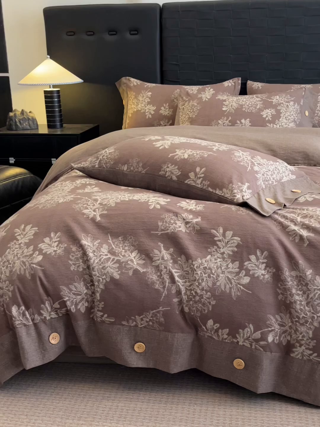 91家纺网 家纺一手货源 找家纺 圣比熊 2026春夏新款A类原麻纽扣四件套加厚被套床单宿舍双人床仿亚麻套件-最新款 秋意浓