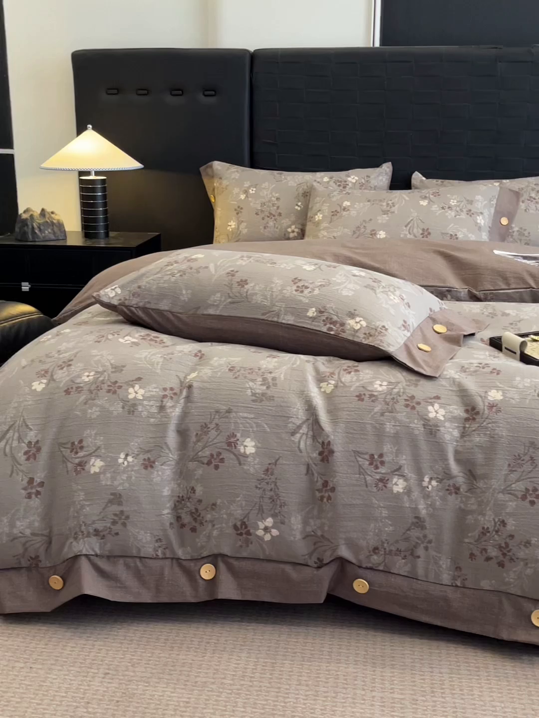 91家纺网 家纺一手货源 找家纺 圣比熊 2026春夏新款A类原麻纽扣四件套加厚被套床单宿舍双人床仿亚麻套件-最新款 山花浪漫