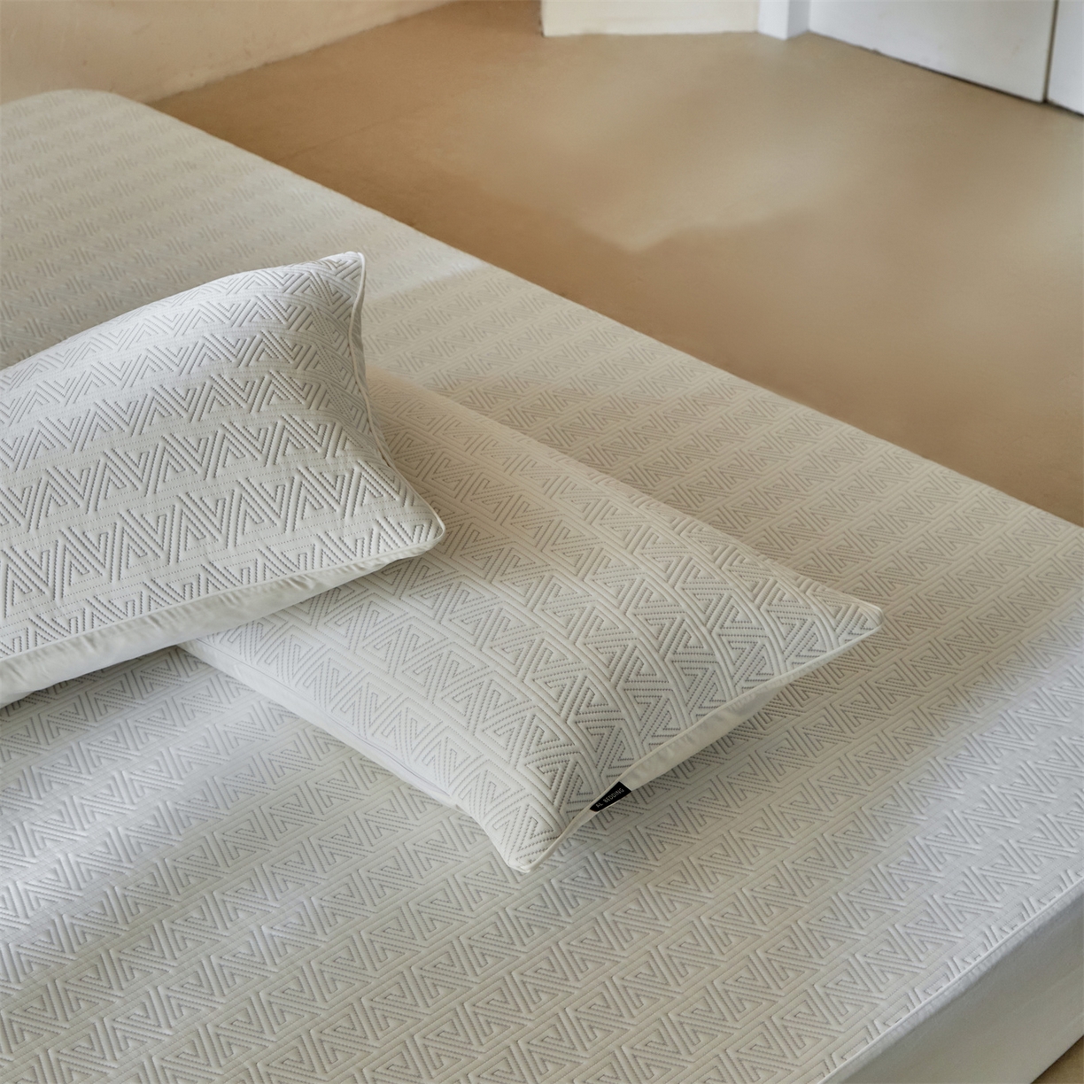 91家纺网 家纺一手货源 找家纺 傲蕾良品  2026新款出口韩国高分子冰丝软凉席【床笠&平铺款】 三角纹