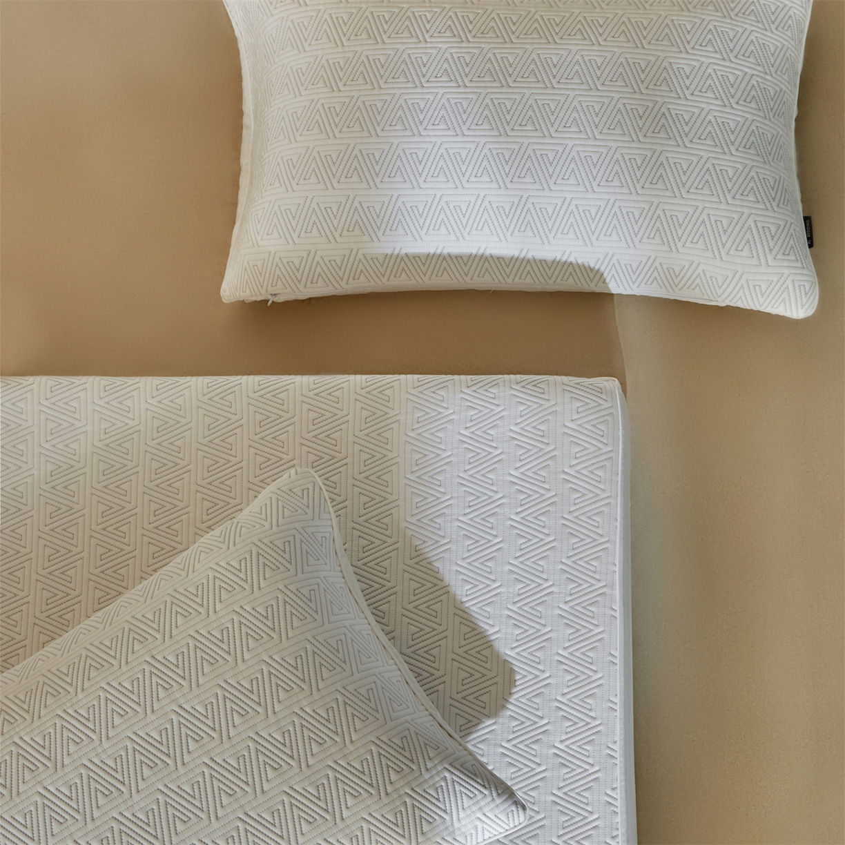 91家纺网 家纺一手货源 找家纺 傲蕾良品  2026新款出口韩国高分子冰丝软凉席【床笠&平铺款】 三角纹