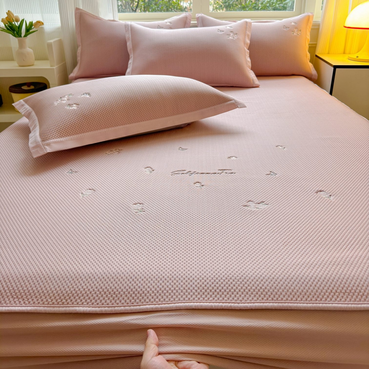 91家纺网 家纺一手货源 找家纺 席匠 2026新款直角包边绣花玫瑰床笠款凉席席子凉席三件套 粉色