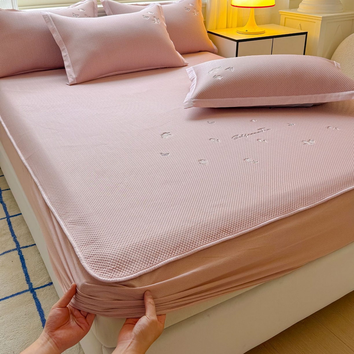 91家纺网 家纺一手货源 找家纺 席匠 2026新款直角包边绣花玫瑰床笠款凉席席子凉席三件套 粉色