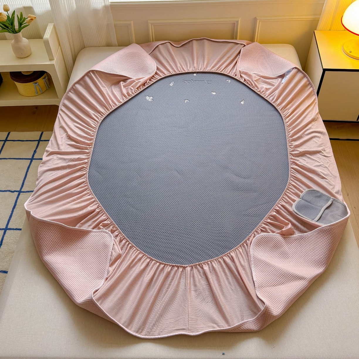 91家纺网 家纺一手货源 找家纺 席匠 2026新款直角包边绣花玫瑰床笠款凉席席子凉席三件套 粉色