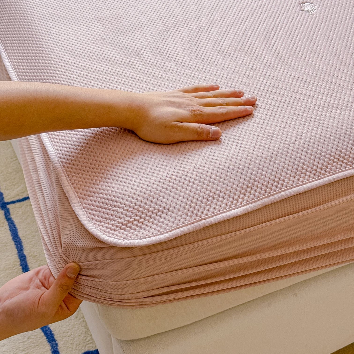 91家纺网 家纺一手货源 找家纺 席匠 2026新款直角包边绣花玫瑰床笠款凉席席子凉席三件套 粉色