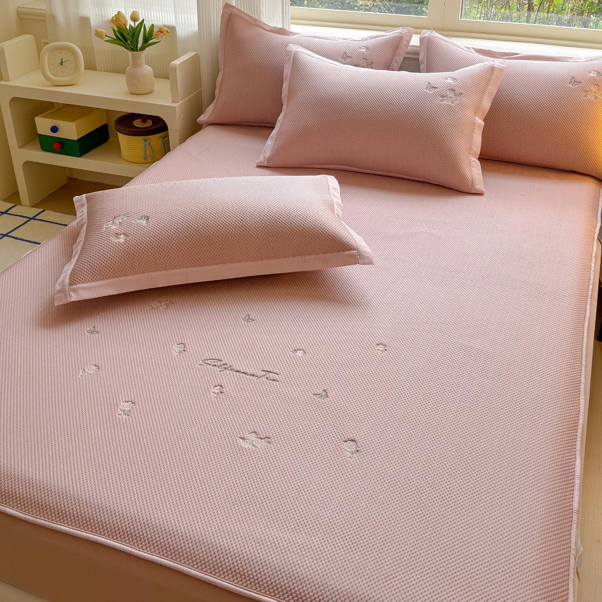 91家纺网 家纺一手货源 找家纺 席匠 2026新款直角包边绣花玫瑰床笠款凉席席子凉席三件套 粉色