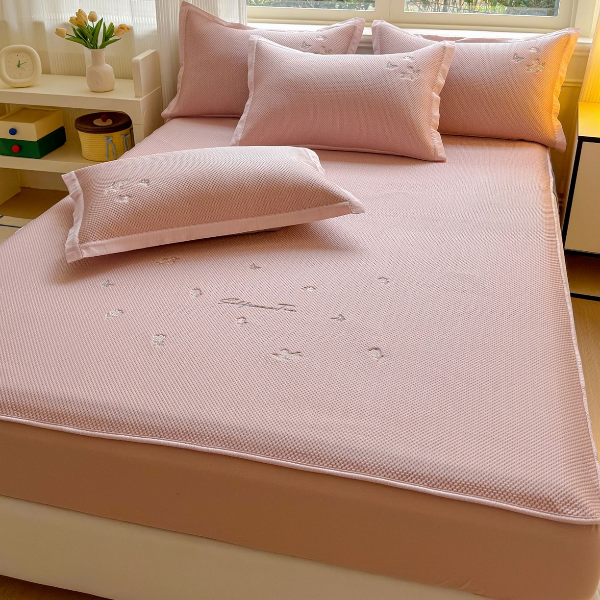 91家纺网 家纺一手货源 找家纺 席匠 2026新款直角包边绣花玫瑰床笠款凉席席子凉席三件套 粉色