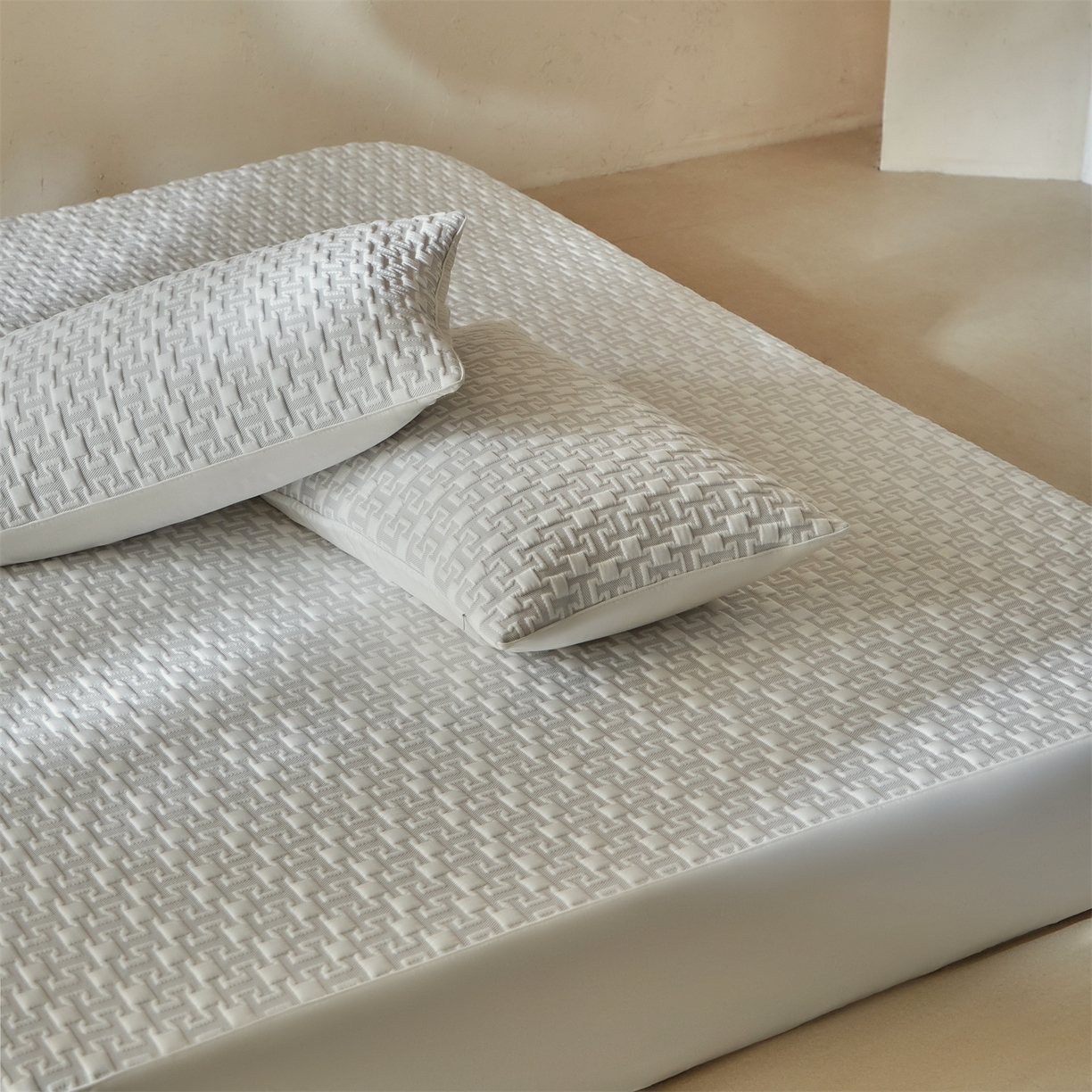 91家纺网 家纺一手货源 找家纺 傲蕾良品  2026新款出口韩国高分子冰丝软凉席【床笠&平铺款】 英文灰