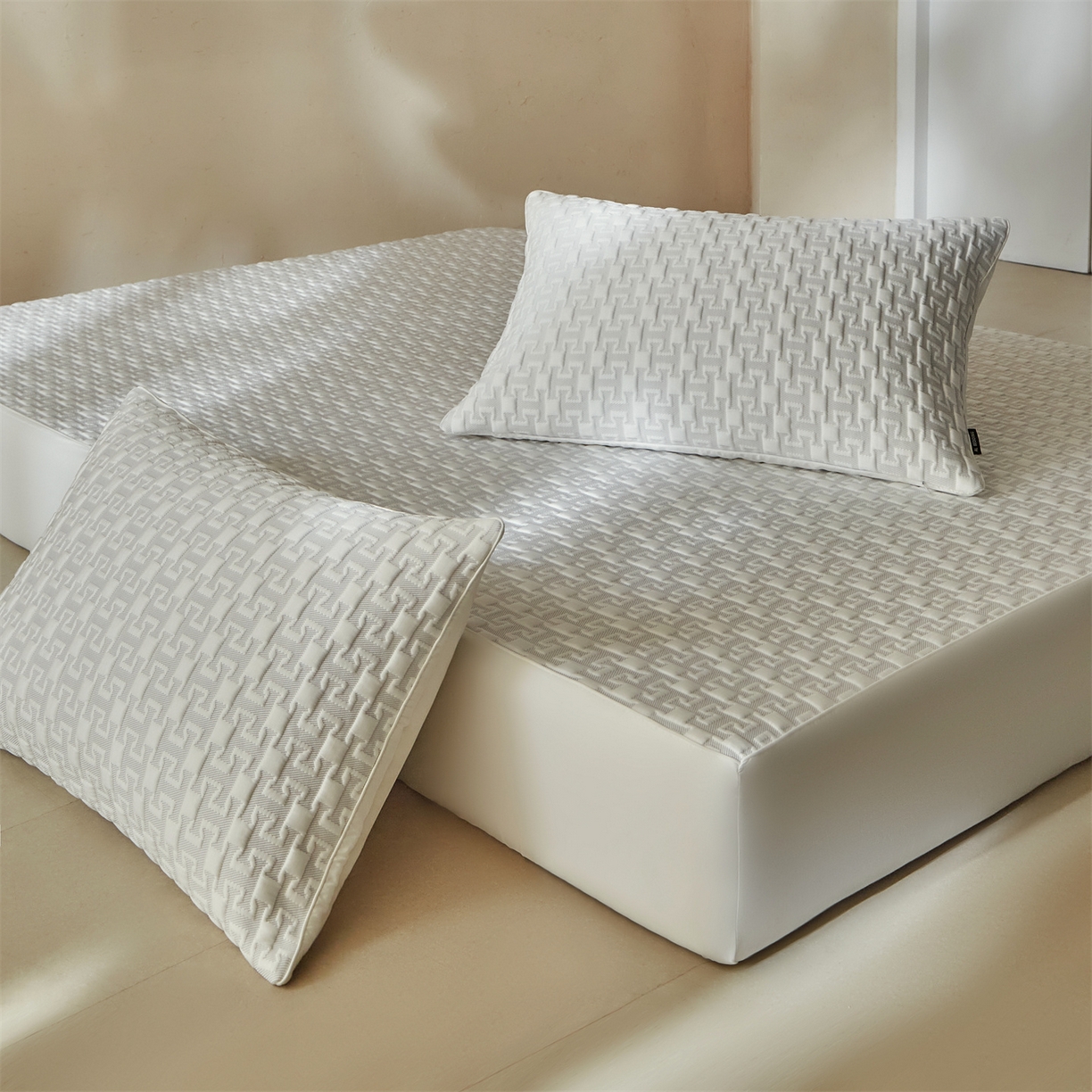 91家纺网 家纺一手货源 找家纺 傲蕾良品  2026新款出口韩国高分子冰丝软凉席【床笠&平铺款】 英文灰