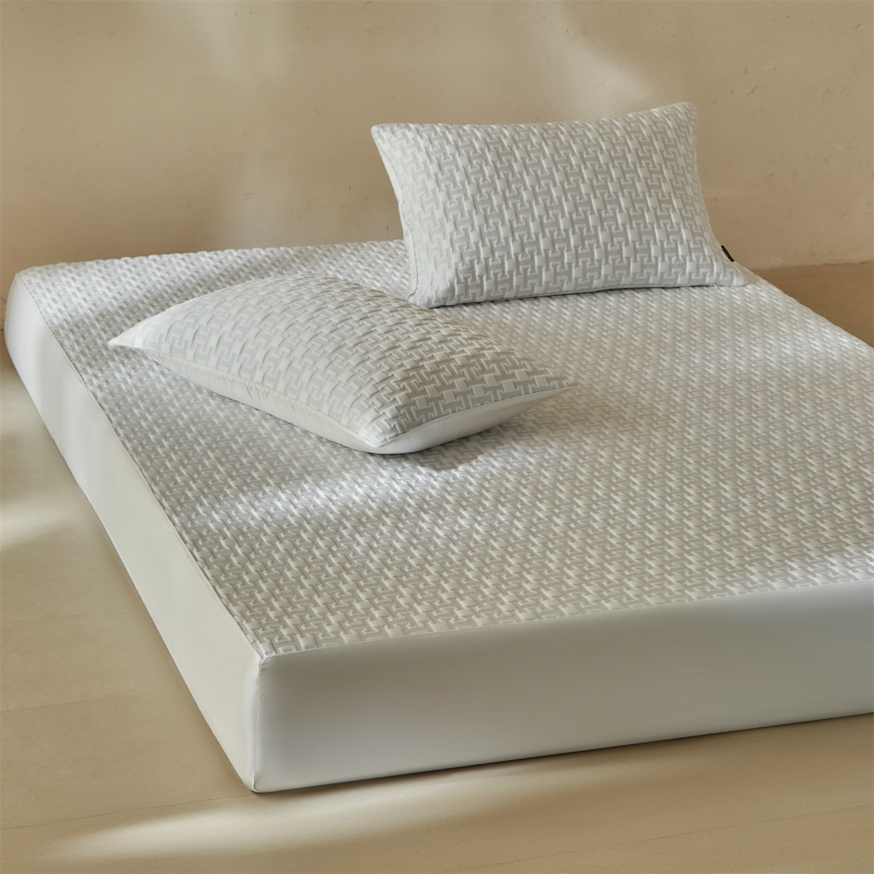 91家纺网 家纺一手货源 找家纺 傲蕾良品  2026新款出口韩国高分子冰丝软凉席【床笠&平铺款】 英文灰