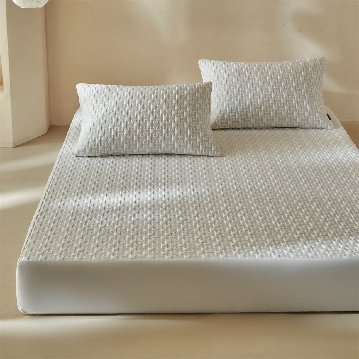 91家纺网 家纺一手货源 找家纺 傲蕾良品  2026新款出口韩国高分子冰丝软凉席【床笠&平铺款】 英文灰