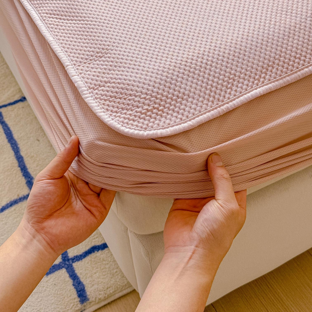 91家纺网 家纺一手货源 找家纺 席匠 2026新款直角包边绣花玫瑰床笠款凉席席子凉席三件套 粉色