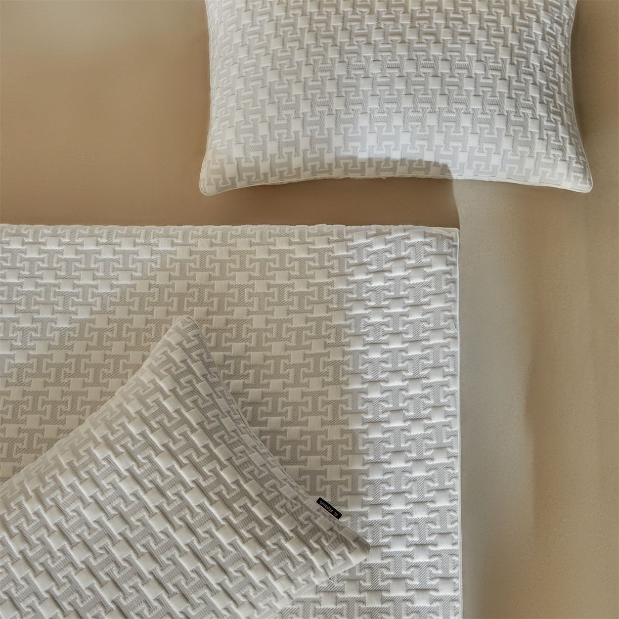 91家纺网 家纺一手货源 找家纺 傲蕾良品  2026新款出口韩国高分子冰丝软凉席【床笠&平铺款】 英文灰