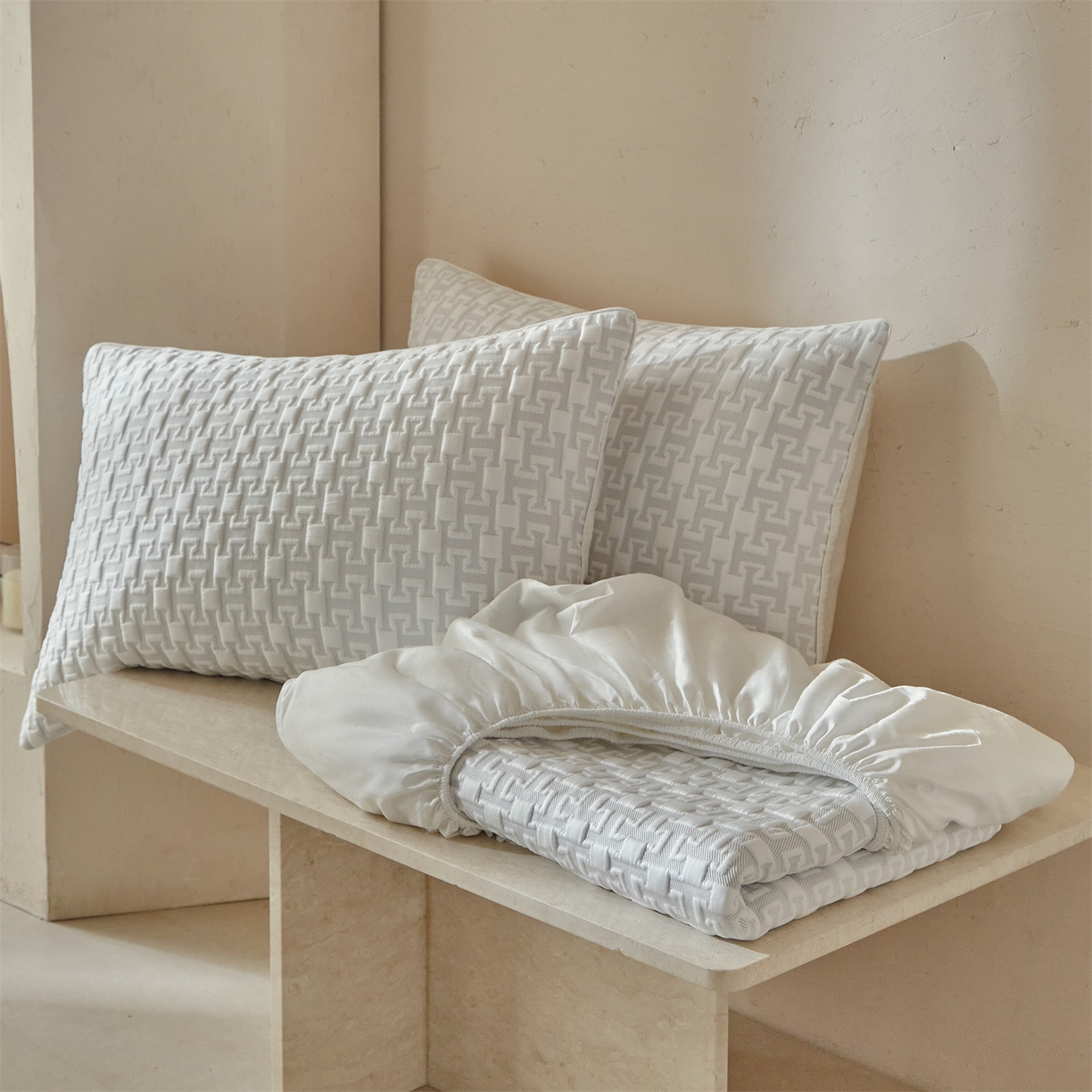 91家纺网 家纺一手货源 找家纺 傲蕾良品  2026新款出口韩国高分子冰丝软凉席【床笠&平铺款】 英文灰