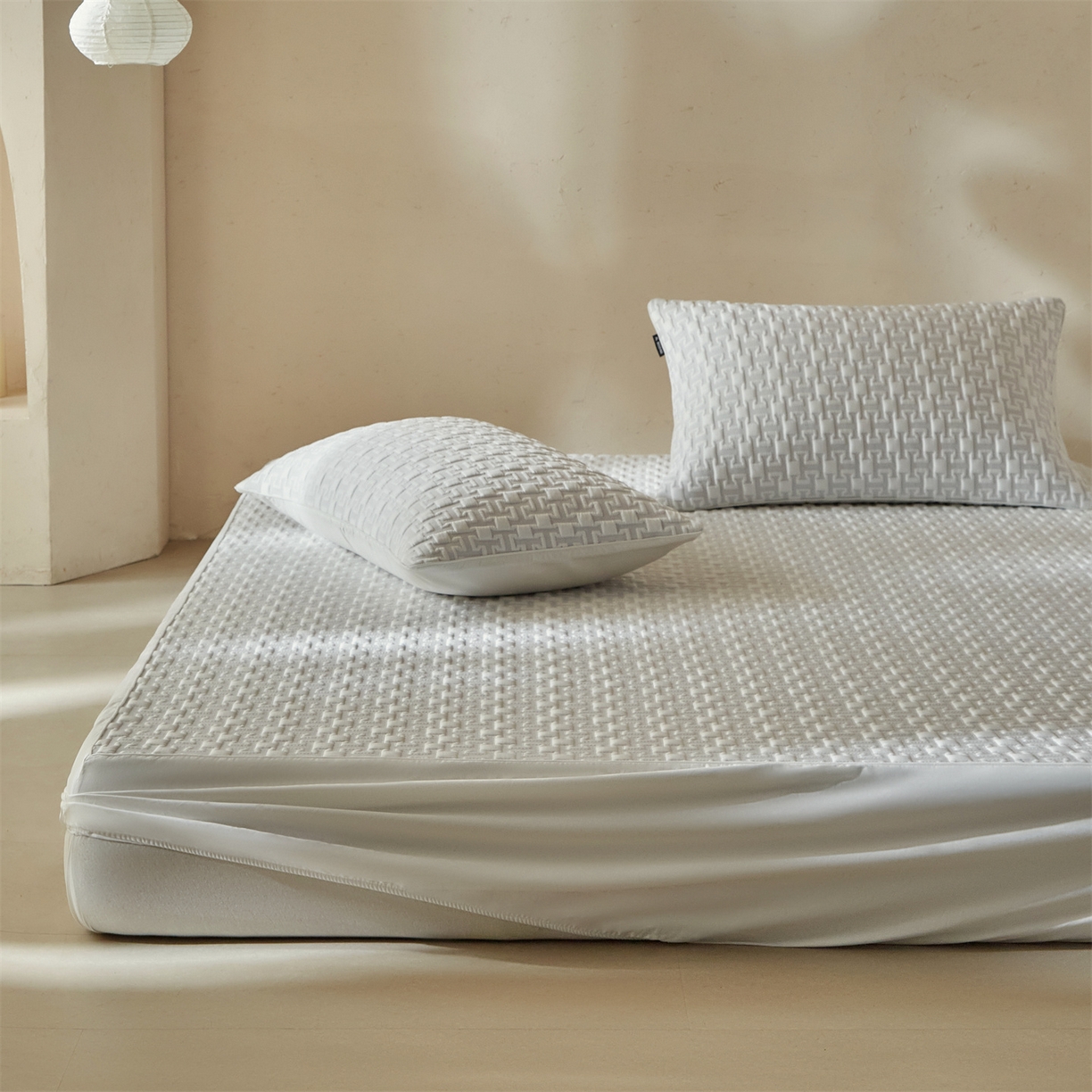 91家纺网 家纺一手货源 找家纺 傲蕾良品  2026新款出口韩国高分子冰丝软凉席【床笠&平铺款】 英文灰