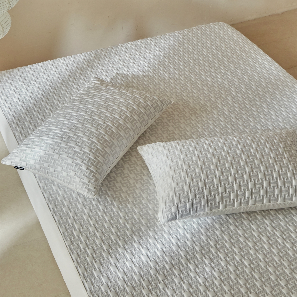 91家纺网 家纺一手货源 找家纺 傲蕾良品  2026新款出口韩国高分子冰丝软凉席【床笠&平铺款】 英文灰