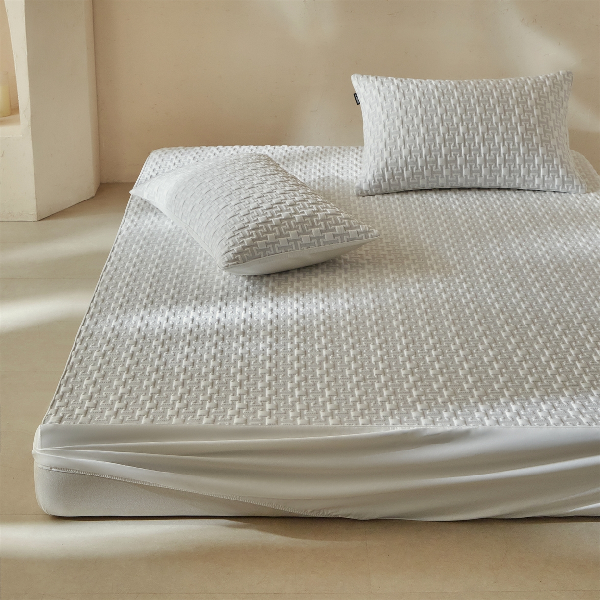 91家纺网 家纺一手货源 找家纺 傲蕾良品  2026新款出口韩国高分子冰丝软凉席【床笠&平铺款】 英文灰