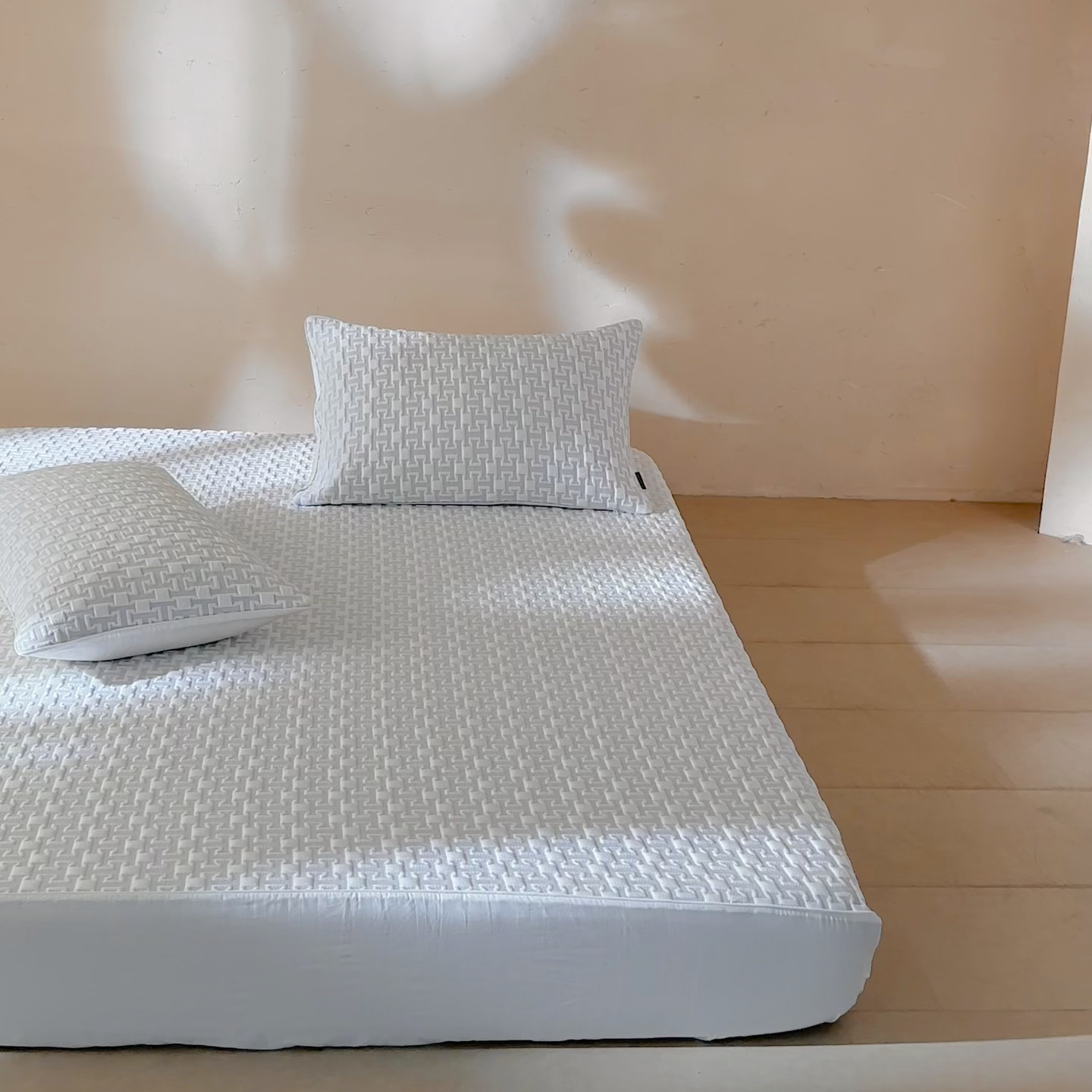 91家纺网 家纺一手货源 找家纺 傲蕾良品  2026新款出口韩国高分子冰丝软凉席【床笠&平铺款】 英文灰