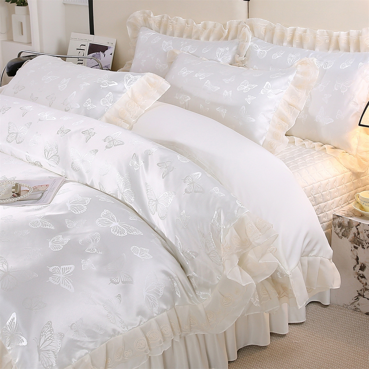 91家纺网 家纺一手货源 找家纺 提花大世界 2026新款轻奢法式蕾丝花边款丝滑水洗真丝天丝提花床单床笠床盖四件套 蝴蝶绮梦-奶霜白