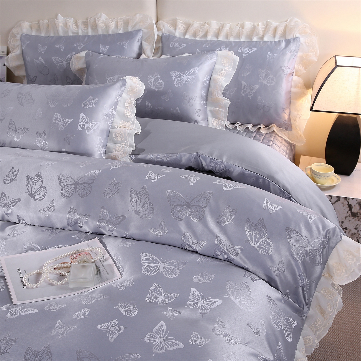 91家纺网 家纺一手货源 找家纺 提花大世界 2026新款轻奢法式蕾丝花边款丝滑水洗真丝天丝提花床单床笠床盖四件套 蝴蝶绮梦-冰川灰