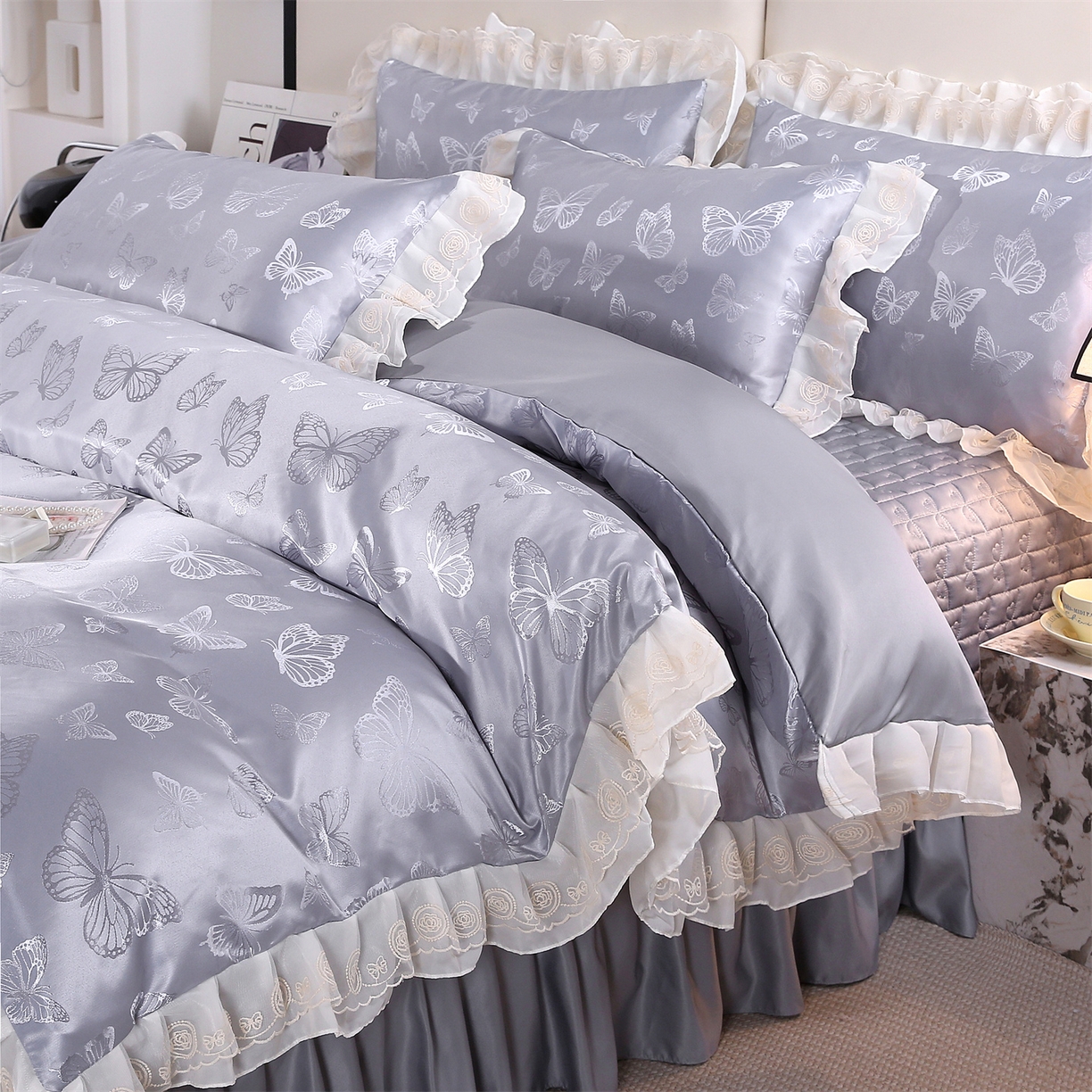 91家纺网 家纺一手货源 找家纺 提花大世界 2026新款轻奢法式蕾丝花边款丝滑水洗真丝天丝提花床单床笠床盖四件套 蝴蝶绮梦-冰川灰