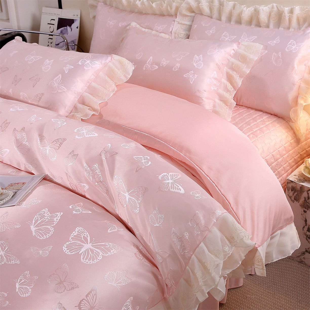 91家纺网 家纺一手货源 找家纺 提花大世界 2026新款轻奢法式蕾丝花边款丝滑水洗真丝天丝提花床单床笠床盖四件套 蝴蝶绮梦-蜜桃粉